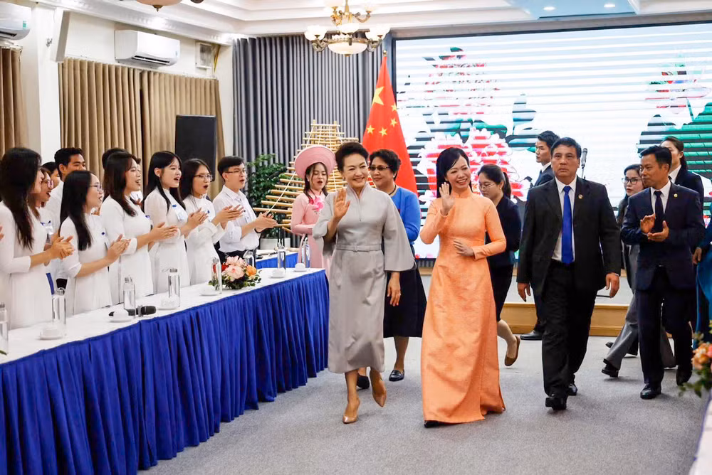 Sinh viên Đại học Quốc gia Hà Nội nồng nhiệt chào mừng hai Phu nhân.