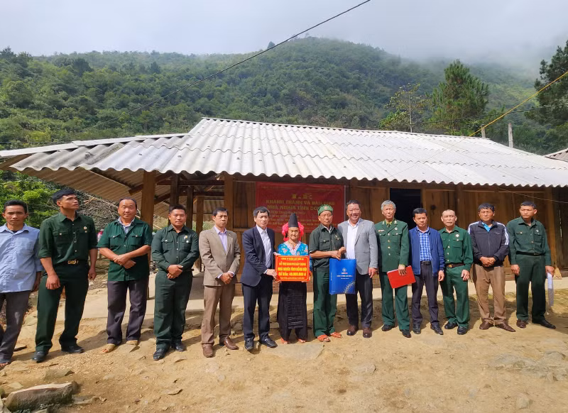  Công ty Điện lực Sơn La bàn giao nhà cho gia đình ông Thào Giống Sếnh, dân tộc H’Mông, bản Ty, xã Chiềng Bôm, huyện Thuận Châu.