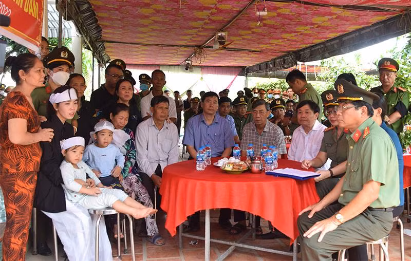 Lãnh đạo tỉnh Đồng Tháp đến động viên gia đình. 