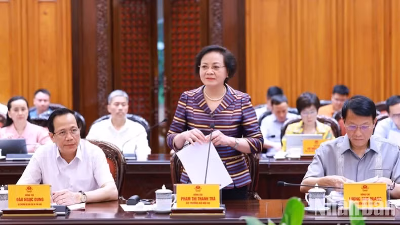 Bộ trưởng Nội vụ Phạm Thị Thanh Trà phát biểu ý kiến tại cuộc họp. (Ảnh: Trần Hải)