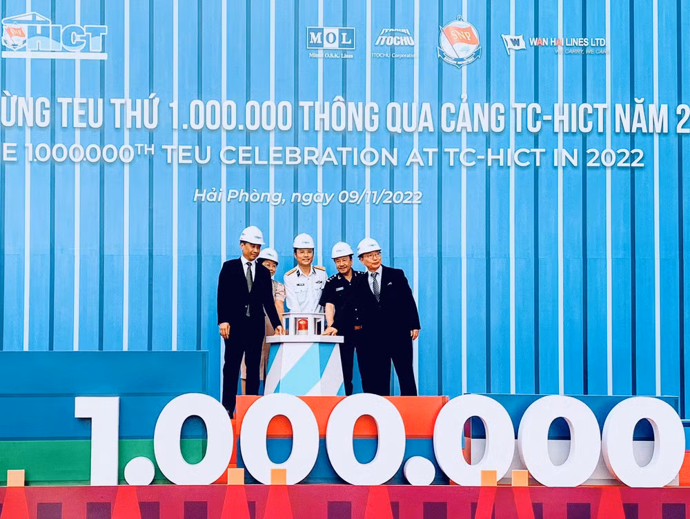 Nhấn nút phát lệnh đón container thứ 1 triệu từ tàu Maersk Copenhagen chạy chuyên tuyến xuyên Thái Bình Dương.