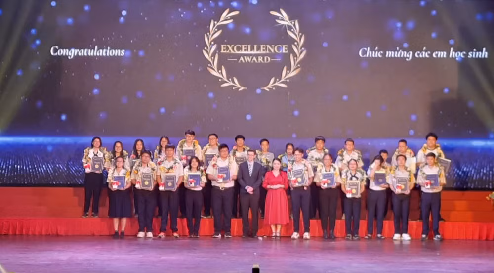 Học sinh Thành phố Hồ Chí Minh nhận chứng chỉ tiếng Anh phổ thông Quốc tế Pearson Edexcel.