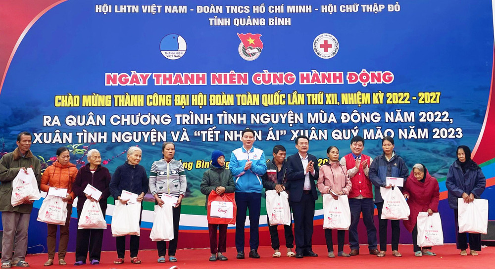 Tặng quả cho hộ nghèo xã Lâm Trạch, huyện Bố Trạch (Quảng Bình.