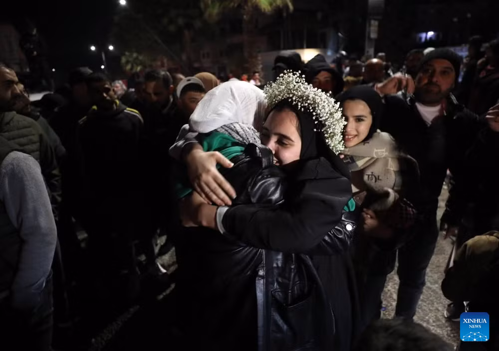 Tù nhân Palestine vui mừng gặp lại người thân tại Beitunia, thành phố Ramallah, Bờ Tây. Ảnh: Tân Hoa xã 