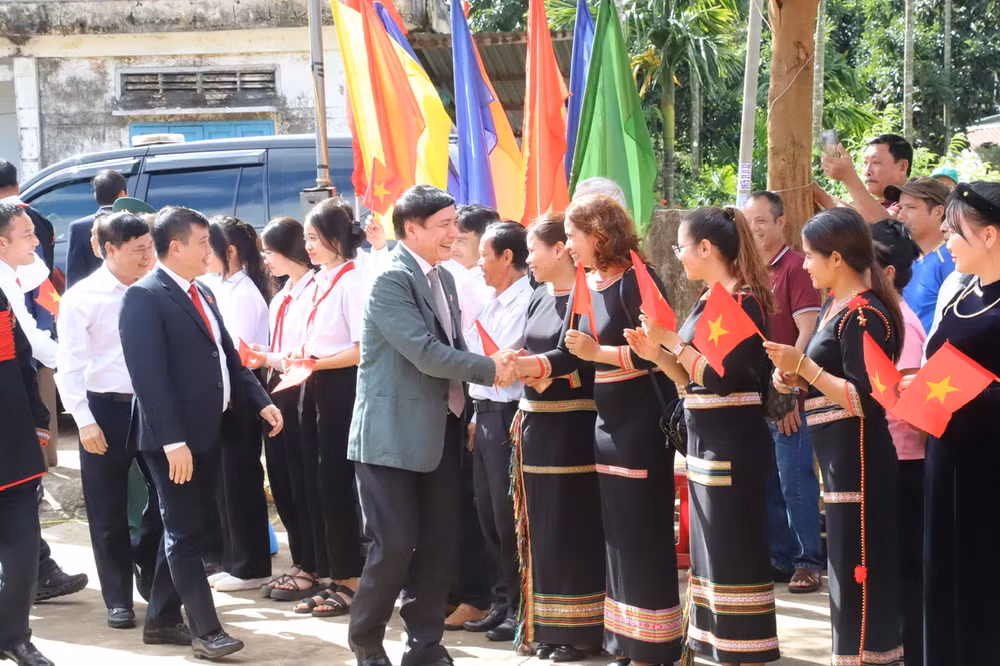  Đồng bào các dân tộc huyện Cư Kuin vui mừng được đón các đồng chí lãnh đạo về tham dự ngày hội.