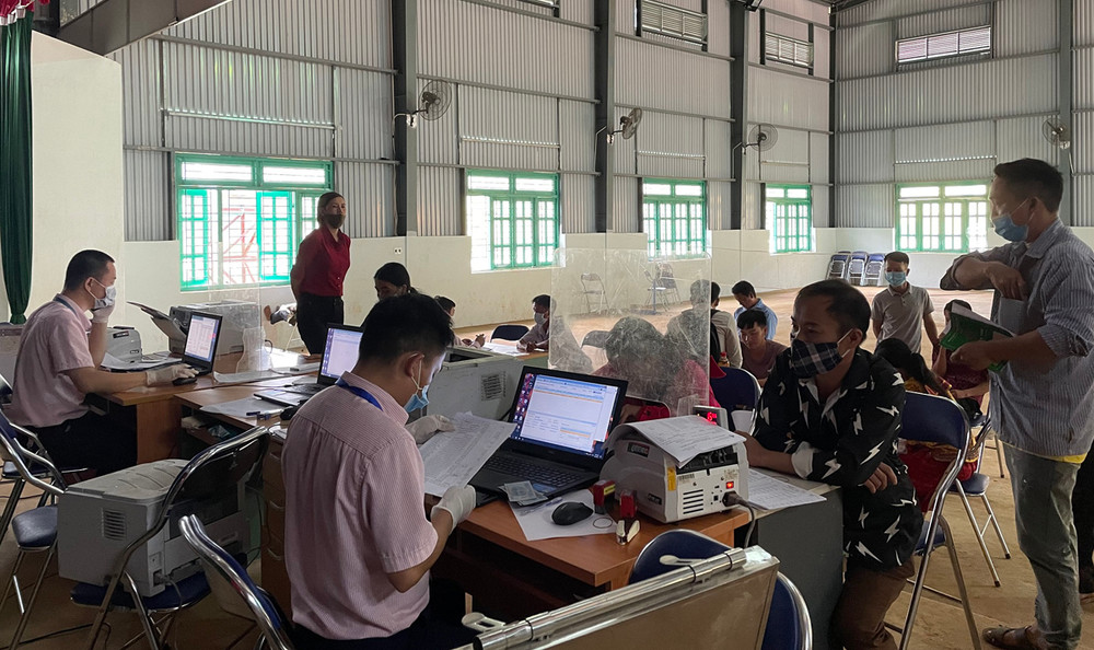 Ngân hàng chính sách-xã hội Tuần Giáo chi trả tiền dịch vụ môi trường rừng cho các chủ rừng tại huyện Tuần Giáo.