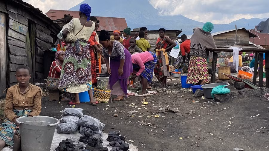 Người dân tại một khu chợ tạm ở Bunagana, một thị trấn biên giới ở phía đông bắc DRC. Ảnh: Tân Hoa xã