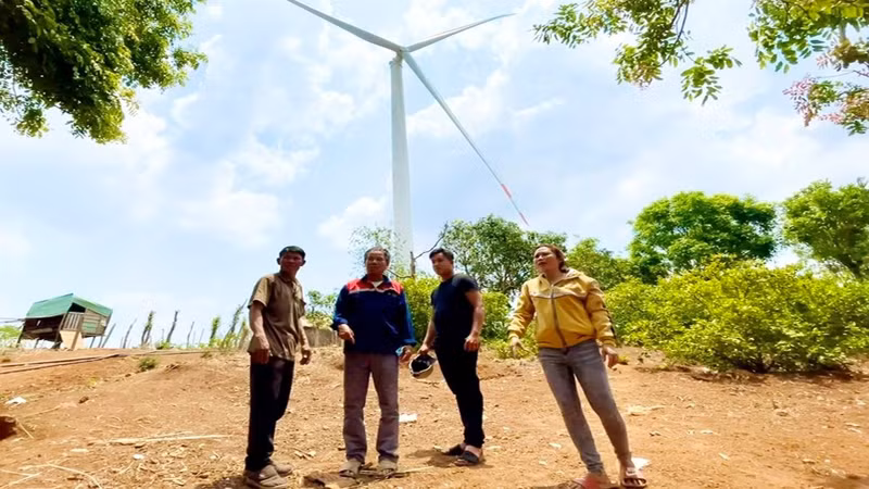  Nhiều hộ dân ở huyện Chư Pưh (Gia Lai) sống dưới cánh quạt điện gió phản ứng vì chưa được hỗ trợ, đền bù thỏa đáng.