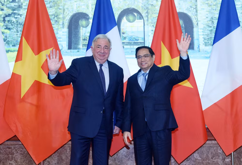 Thủ tướng Phạm Minh Chính và Chủ tịch Thượng viện Cộng hòa Pháp Gérard Larcher vẫy chào các cơ quan báo chí.