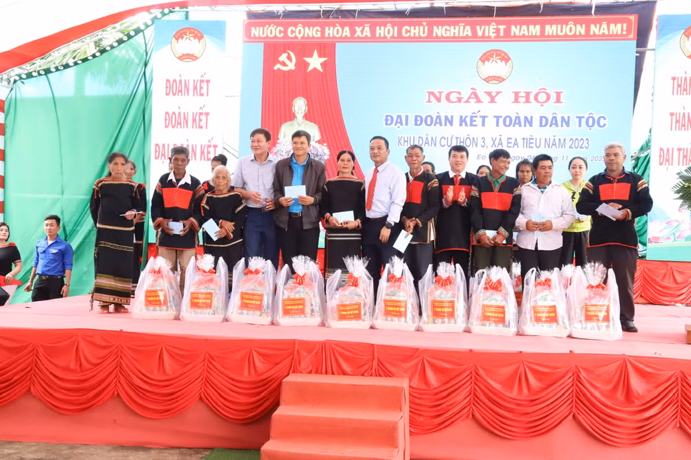 Đoàn công tác của Trung ương tặng quà cho các hộ dân có hoàn cảnh khó khăn. Đoàn công tác của Trung ương tặng quà cho các hộ dân có hoàn cảnh khó khăn.