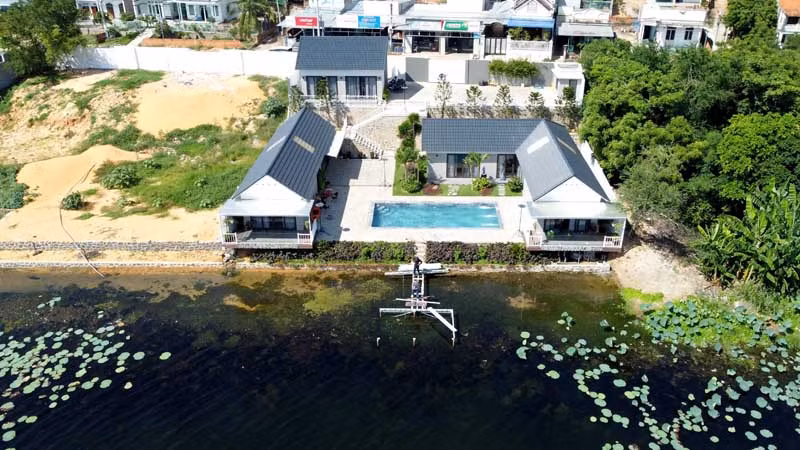 Toàn cảnh công trình khách sạn Moon Lake Villa-Bàu Trắng xâm phạm Thắng cảnh Bàu Trắng, xã Hòa Thắng, huyện Bắc Bình, Bình Thuận.