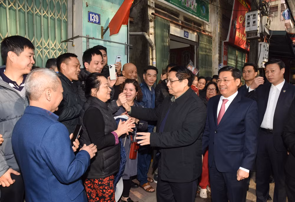 Thủ tướng thăm hỏi nhân dân thành phố Bắc Giang.