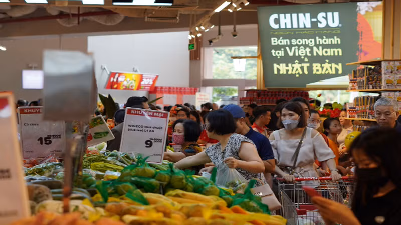 Đông đảo khách hàng tới thăm quan, mua sắm trong ngày khai trương.