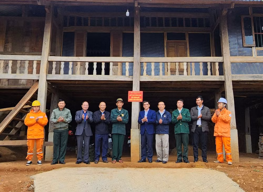 Ngôi nhà nghĩa tình đồng đội được trao cho cựu chiến binh Quàng Văn Lả, bản Cun, xã Chiềng Lao. 