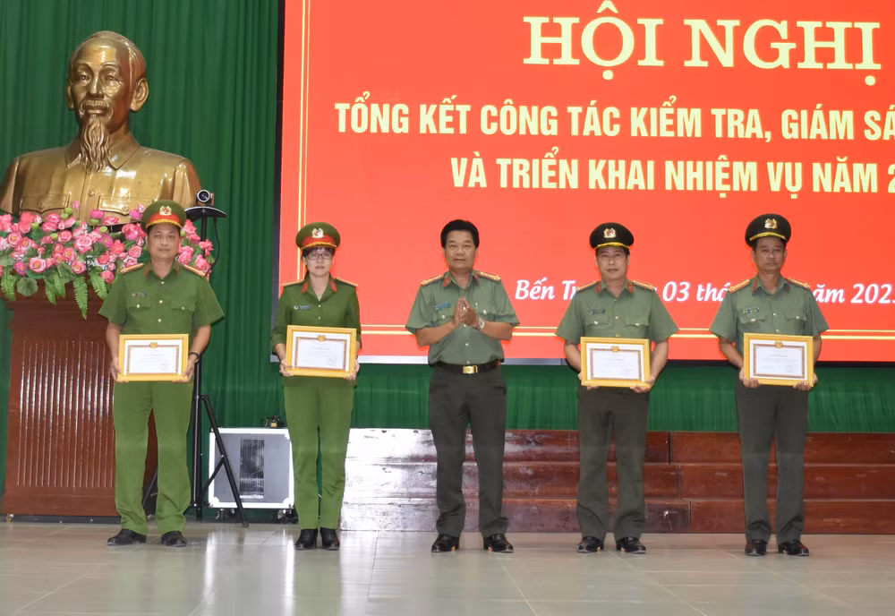 Phòng An ninh chính trị nội bộ nhận giấy khen phong trào thi đua ngành kiểm tra Đảng năm 2022.