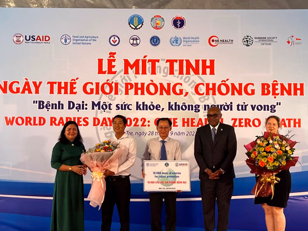 Đại diện tổ chức FAO và Công ty cổ phần Y tế Đức Minh tài trợ vaccine để tiêm phòng miễn phí cho đàn chó, mèo trên địa bàn tỉnh Bến Tre.