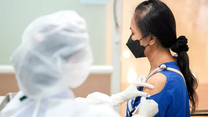 Tiêm vaccine Covid-19. (Ảnh: Reuters)