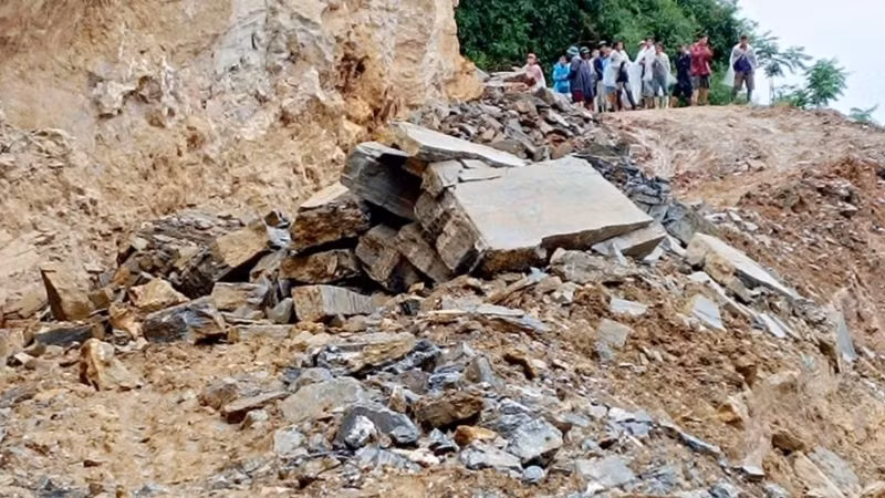 Hiện trường vụ đá lăn đè chết người.