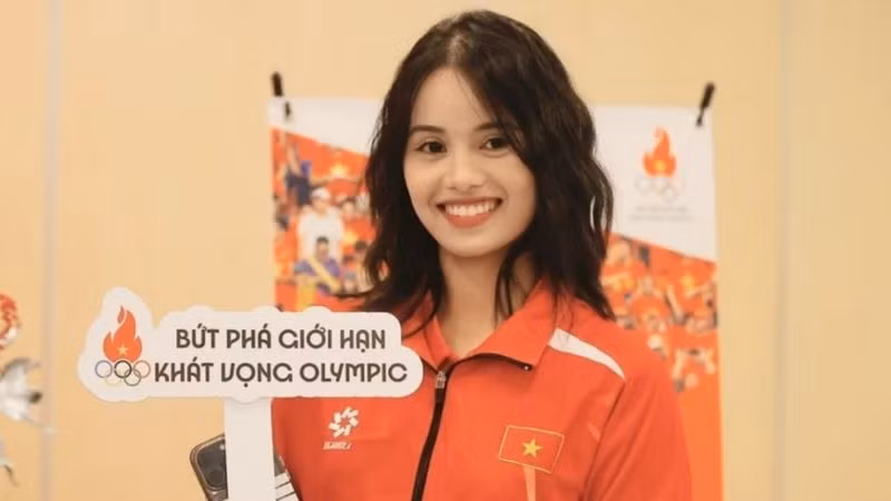 Vận động viên bắn cung Đỗ Thị Ánh Nguyệt tại Lễ xuất quân Đoàn Thể thao Việt Nam tham dự Olympic 2024, tại Hà Nội tối 17/7 vừa qua. (Ảnh: TTXVN)