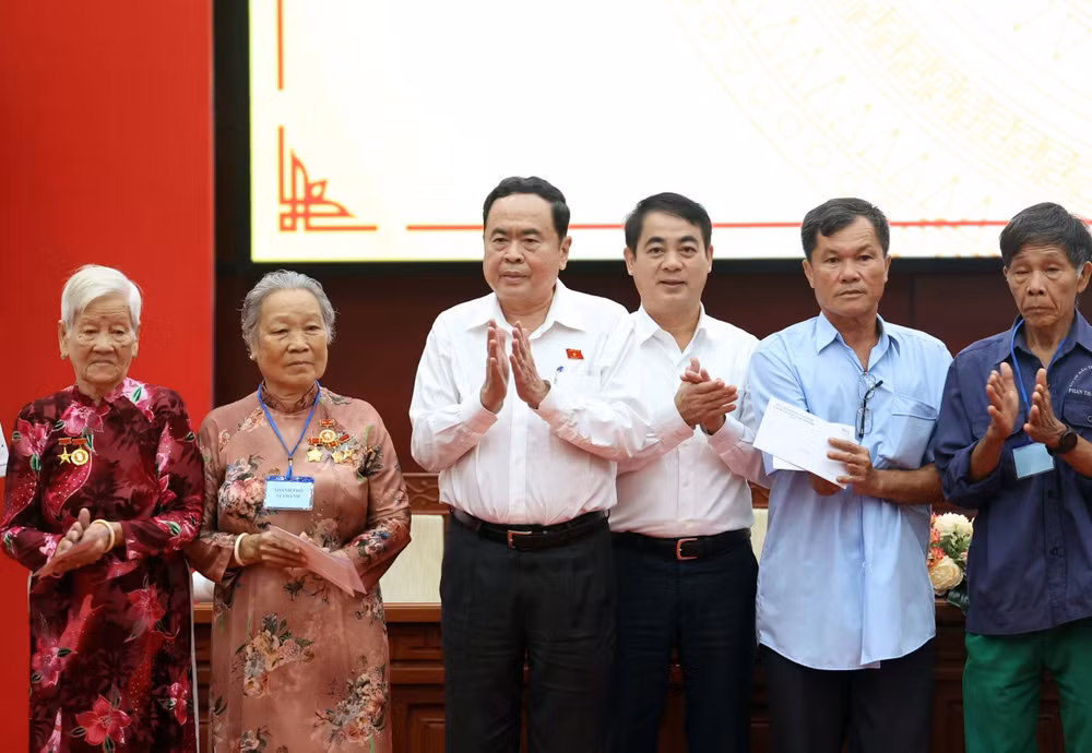 Chủ tịch Quốc hội Trần Thanh Mẫn gặp gỡ, trao quà tặng đại diện các gia đình chính sách tại địa phương.