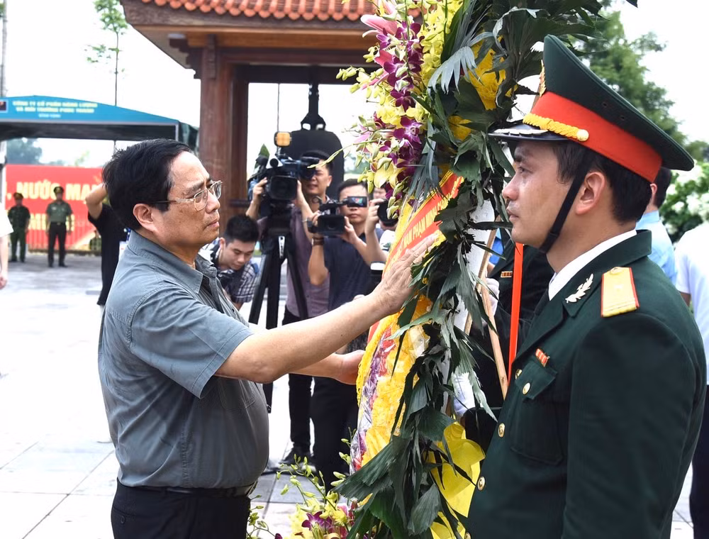 Thủ tướng Phạm Minh Chính chuẩn bị dâng hoa tại Nhà tưởng niệm 60 liệt sĩ thanh niên xung phong Đại đội 915.