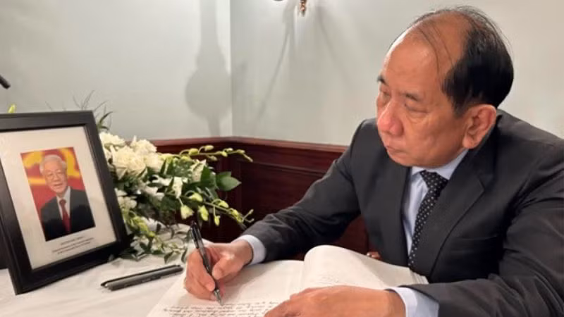 Đại sứ Myanmar tại Canada ghi sổ tang tại lễ viếng Tổng Bí thư Nguyễn Phú Trọng. (Ảnh: TTXVN) 