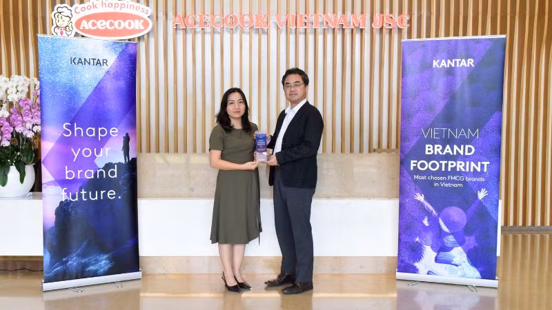 Đại diện Acecook Việt Nam nhận kỷ niệm chương từ phía Kantar Worldpanel. Đại diện Acecook Việt Nam nhận kỷ niệm chương từ phía Kantar Worldpanel.