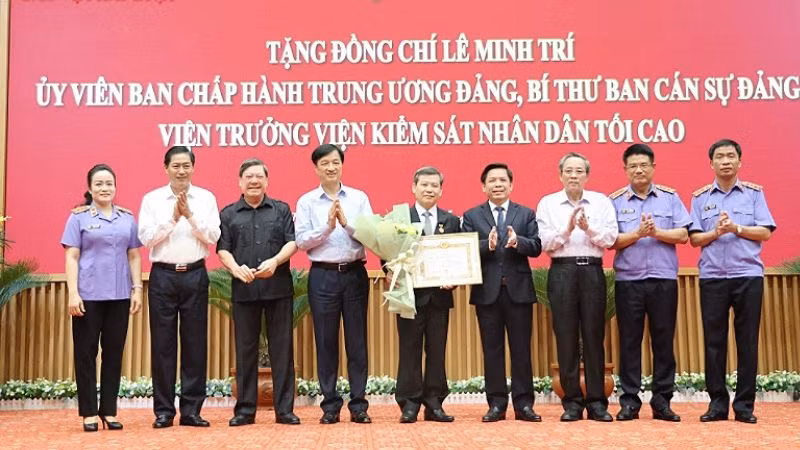 Lãnh đạo Đảng ủy Khối và các Ban Đảng Trung ương cùng tập thể lãnh đạo Viện Kiểm sát nhân dân tối cao chúc mừng đồng chí Lê Minh Trí.