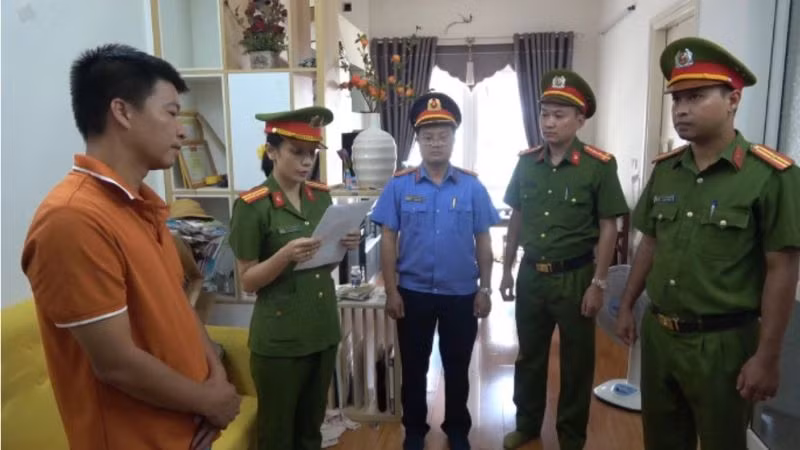 Cơ quan điều tra đọc lệnh bắt tạm giam bị can Phạm Hoàng Liên. (Ảnh: Công an cung cấp).