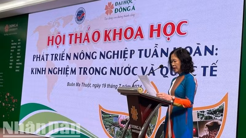 Phó Giáo sư, Tiến sĩ Trần Thị Lan Hương, Viện Hàn lâm khoa học xã hội Việt Nam báo cáo đề dẫn Hội thảo.