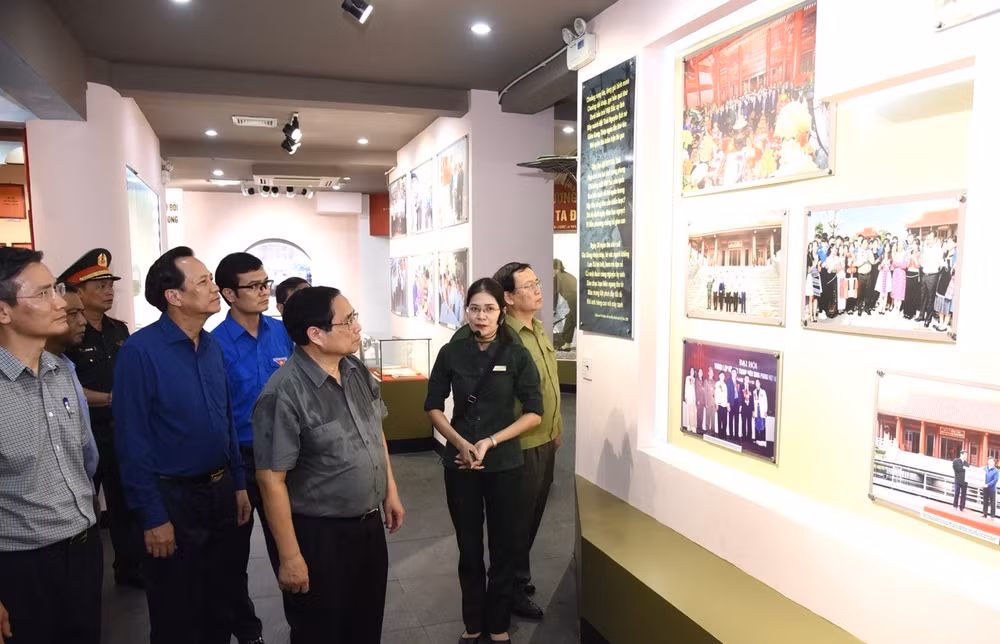 Thủ tướng Phạm Minh Chính tham quan Không gian trưng bày tài liệu, hiện vật thanh niên xung phong Đại đội 915, Đội 91 Bắc Thái.