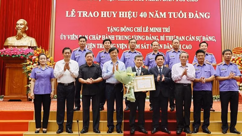 Lãnh đạo các Ban Đảng Trung ương, Đảng ủy khối các cơ quan Trung ương cùng Lãnh đạo, Ban Thường vụ Đảng ủy Viện Kiểm sát nhân dân tối cao chúc mừng đồng chí Lê Minh Trí.