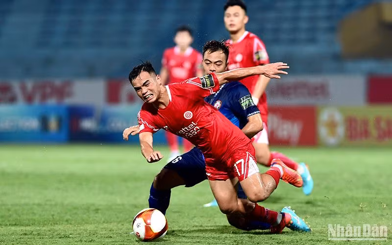 Hai đội chơi "ăn miếng trả miếng" nhưng chưa tạo ra tình huống nào thực sự nguy hiểm trong hiệp 1.