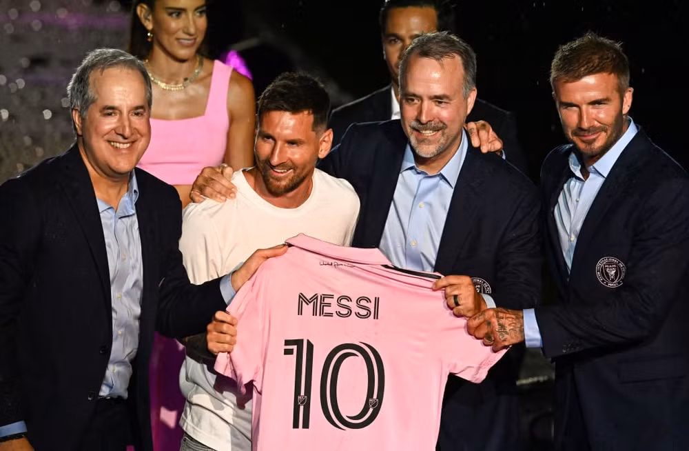 Messi nhận chiếc áo số 10 từ Jorge Mas, Jose Mas và David Beckham - 3 chủ sở hữu của CLB Inter Miami.