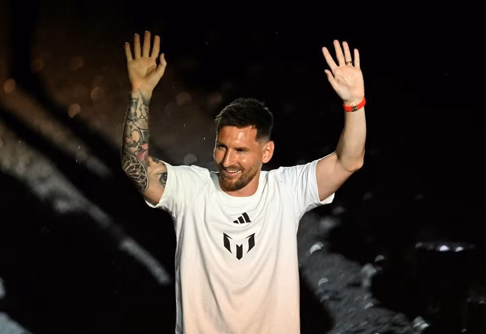 Khoảnh khắc được chờ đợi đã tới khi Messi bước ra trong những tràng vỗ tay không ngớt.