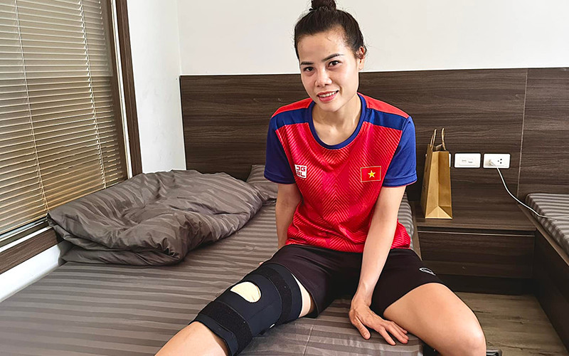 Trung vệ đội tuyển Việt Nam được kiểm tra chấn thương tại bệnh viện Vinmec. (Ảnh: VFF)
