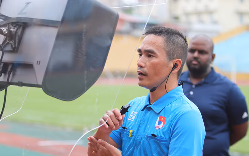 Trọng tài Mai Xuân Hùng thực hành xem lại tình huống dưới sự quan sát của chuyên gia FIFA Bhaveshan Moorghen. (Ảnh: VFF)