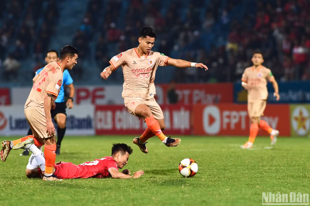 Văn Thanh vượt qua sự đeo bám của cầu thủ đội Hải Phòng. (Ảnh: TRẦN HẢI)