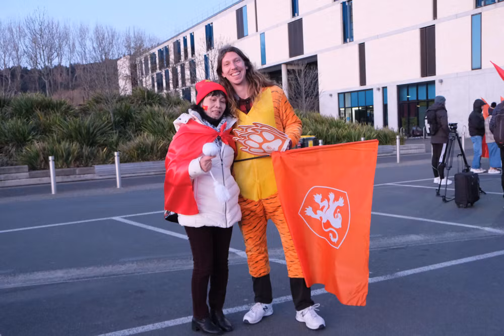 Cổ động viên Hà Lan và Việt Nam giao lưu. (Ảnh: ĐỖ ĐẠT)