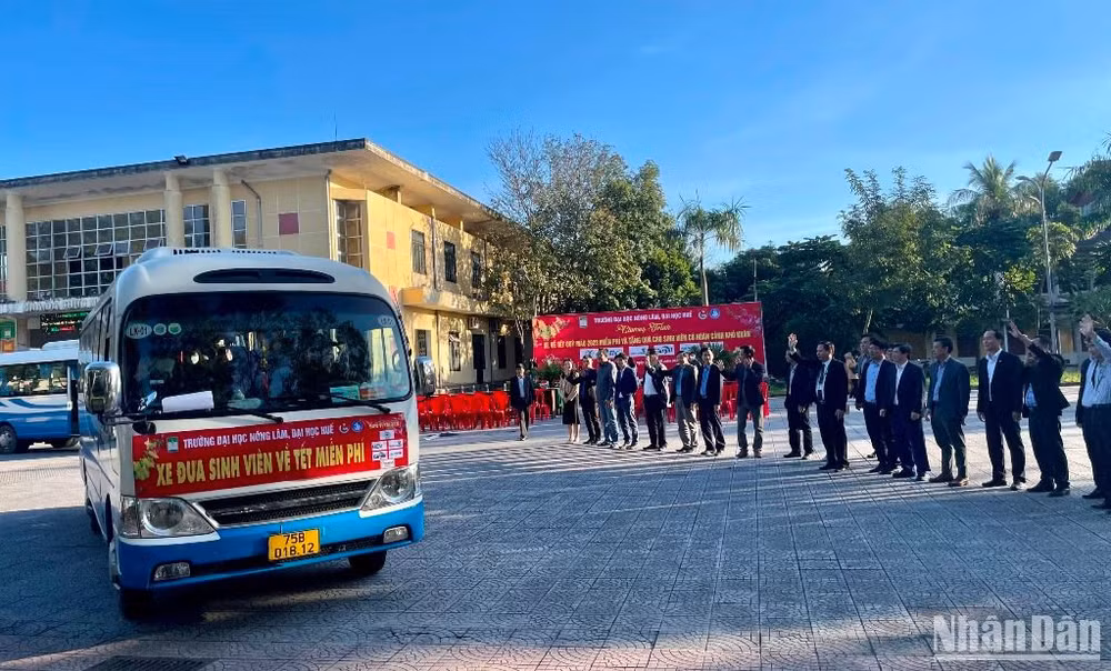 Những chuyến xe miễn phí nghĩa tình ấm áp của Trường Đại học Nông lâm Huế đưa các bạn sinh viên về quê ăn Tết.