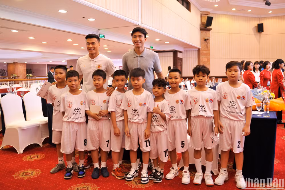 Hai tuyển thủ và Bùi Tiến Dũng và Đoàn Văn Hậu giao lưu cùng các cầu thủ nhí.