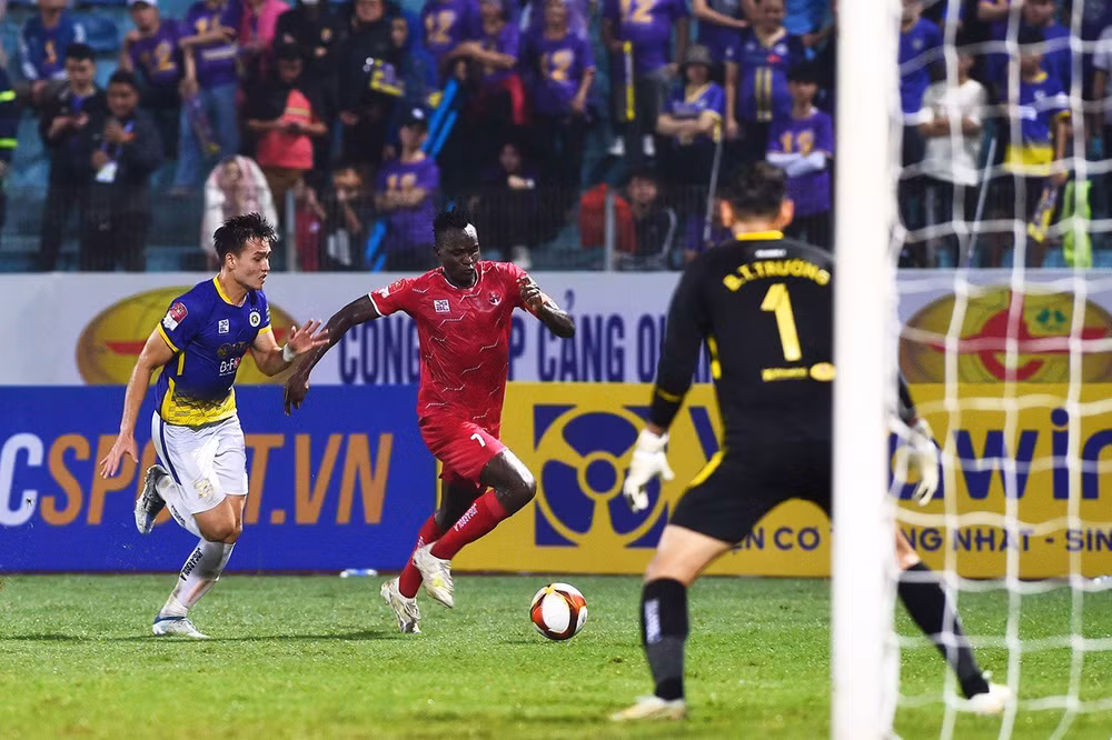 Thủ thành Tấn Trường trong một tình huống đối mặt.