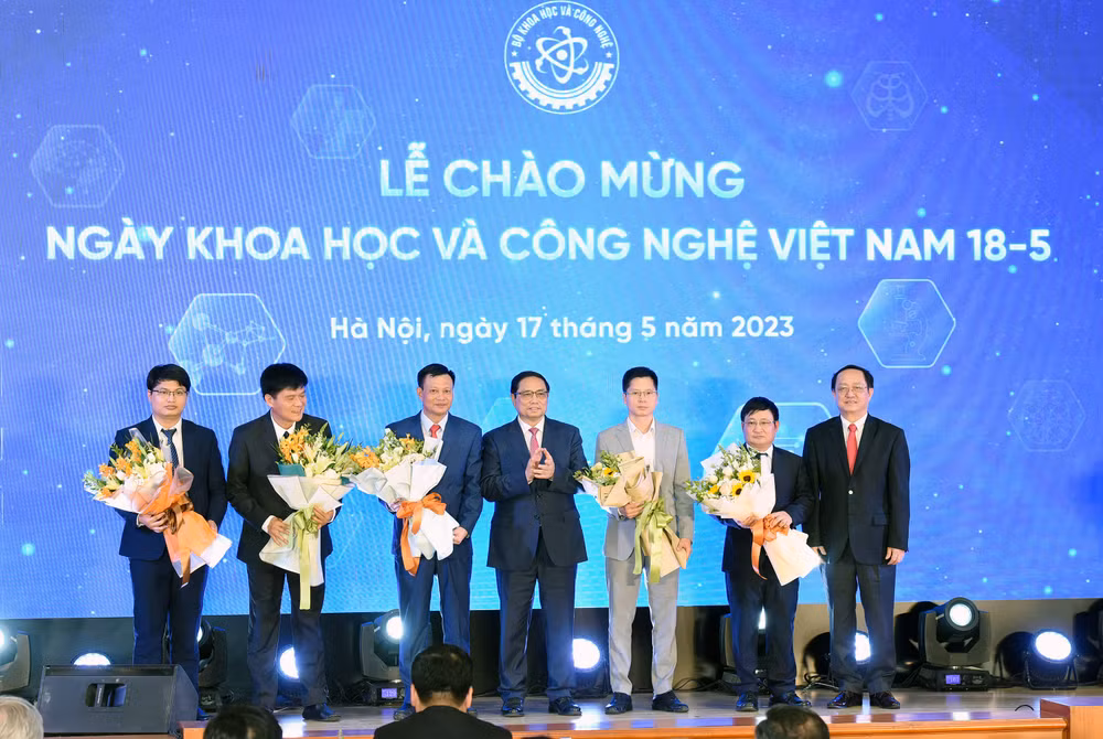 Thủ tướng Phạm Minh Chính chúc mừng các diễn giả tham gia chương trình.
