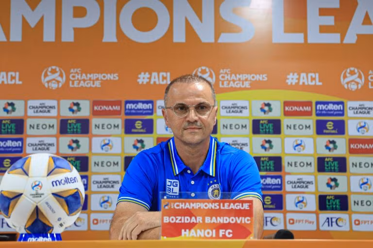 Huấn luyện viên Bozidar Bandovic phát biểu. (Ảnh: VFF)