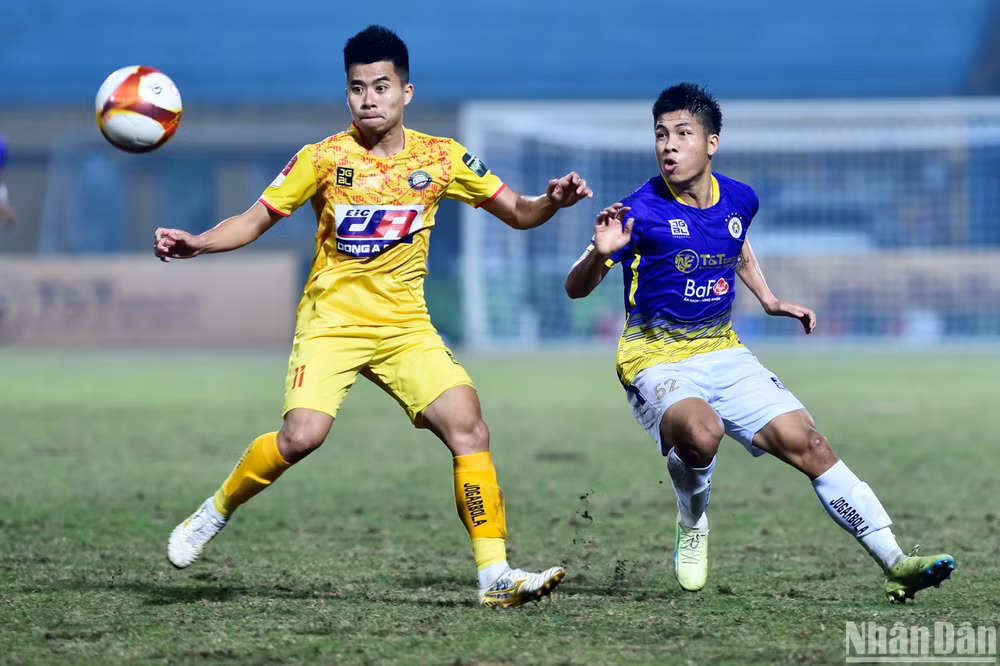 Các cầu thủ Thanh Hóa thi đấu nỗ lực trên sân khách Hàng Đẫy.