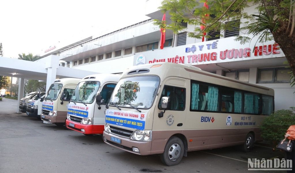 “Chuyến xe yêu thương” đưa bệnh nhân về quê đón Tết.