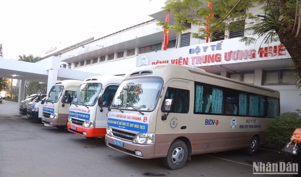 “Chuyến xe yêu thương” đưa bệnh nhân về quê đón Tết.