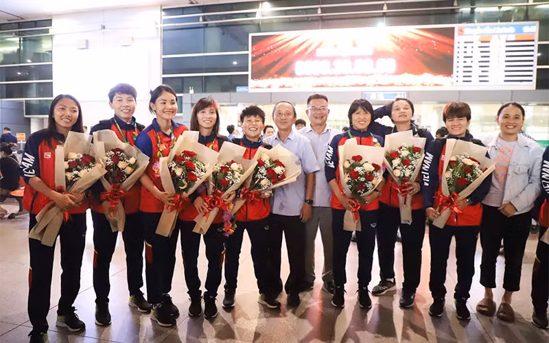 Các thành viên đội tuyển nữ tại sân bay Tân Sơn Nhất. (Ảnh: VFF)