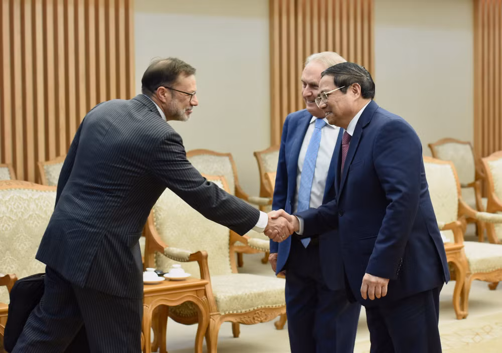 Thủ tướng Phạm Minh Chính đón các thành viên trong đoàn đi cùng Bộ trưởng Thương mại và Du lịch Australia Don Farrell.