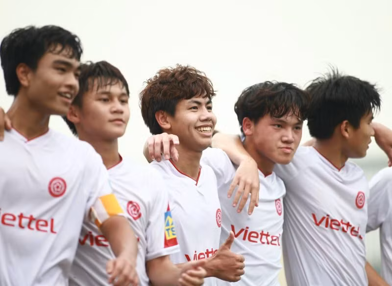 Các cầu thủ U17 Viettel ăn mừng chức vô địch năm 2023. (Ảnh: VFF)